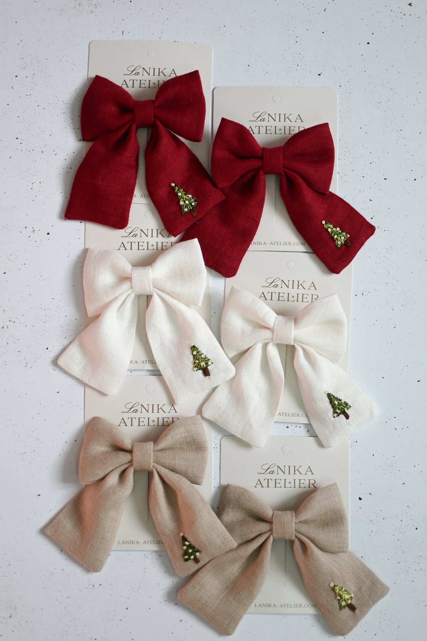 Mašnice z vezenino smrekice (green, red, white, beige)