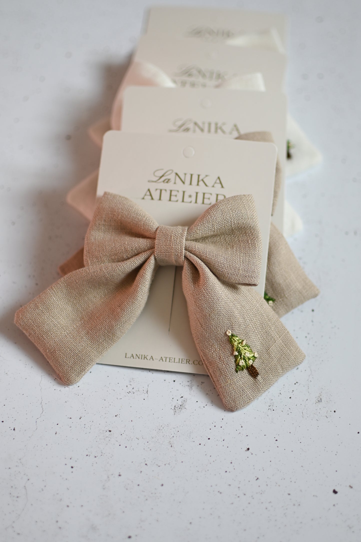 Mašnice z vezenino smrekice (green, red, white, beige)