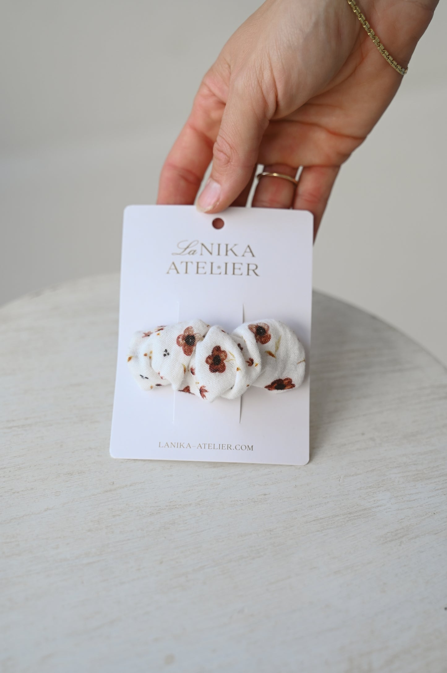 Scrunchie špangica brown flowers 8 cm