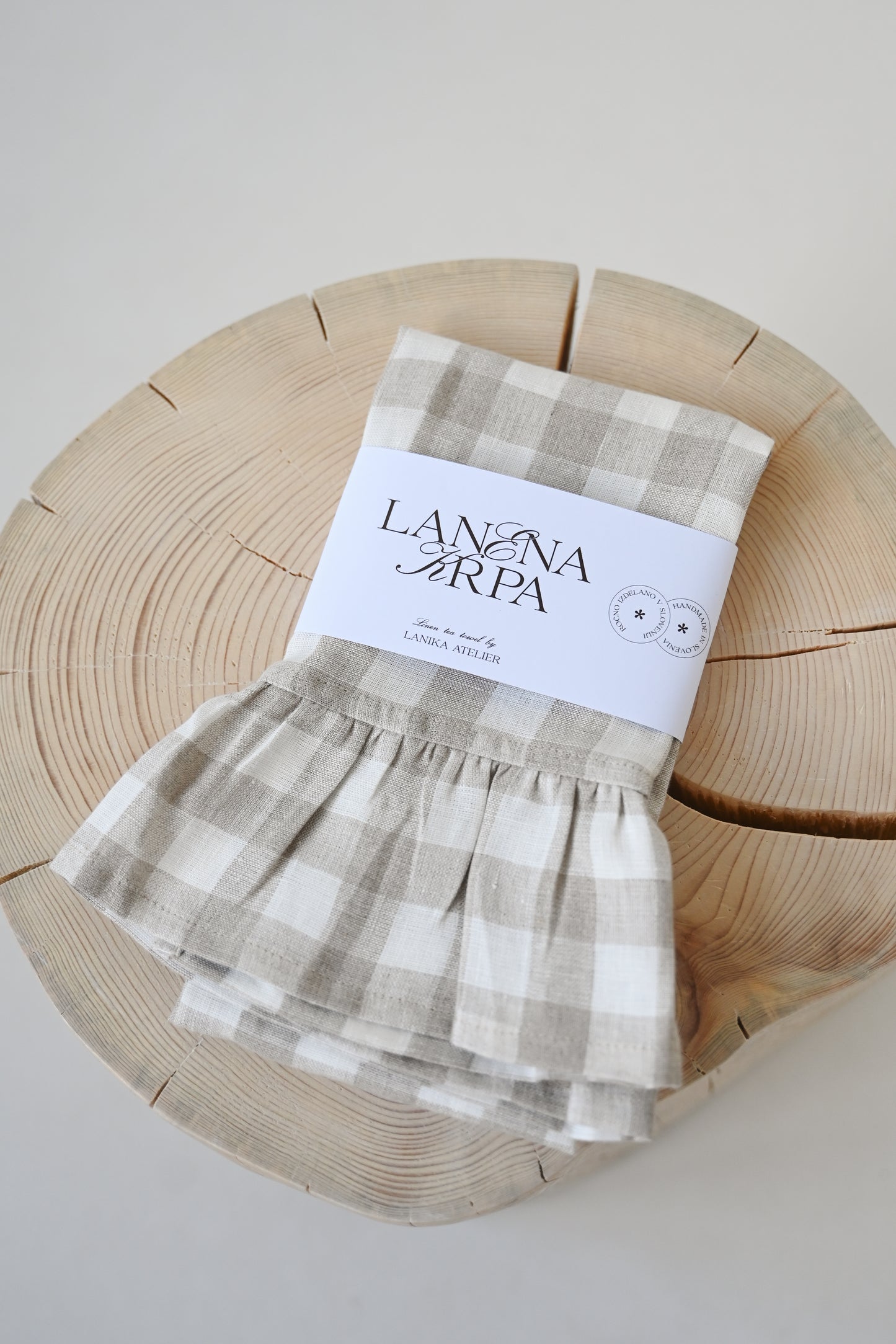 Lanena krpa z volančki