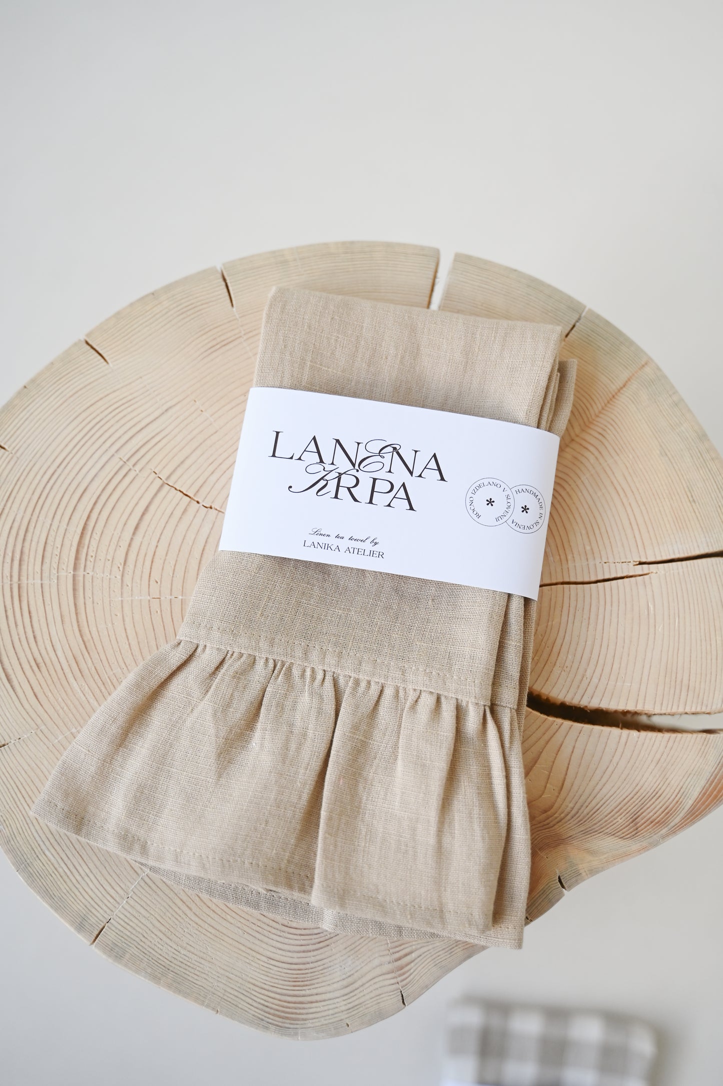 Lanena krpa z volančki