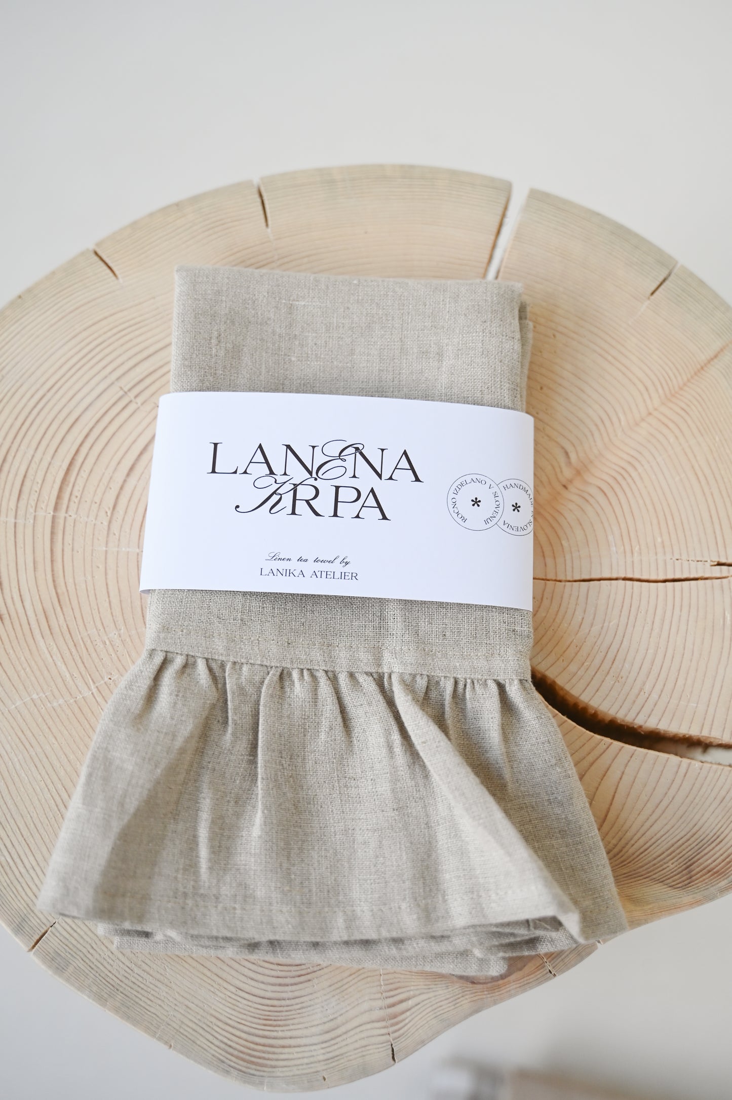 Lanena krpa z volančki