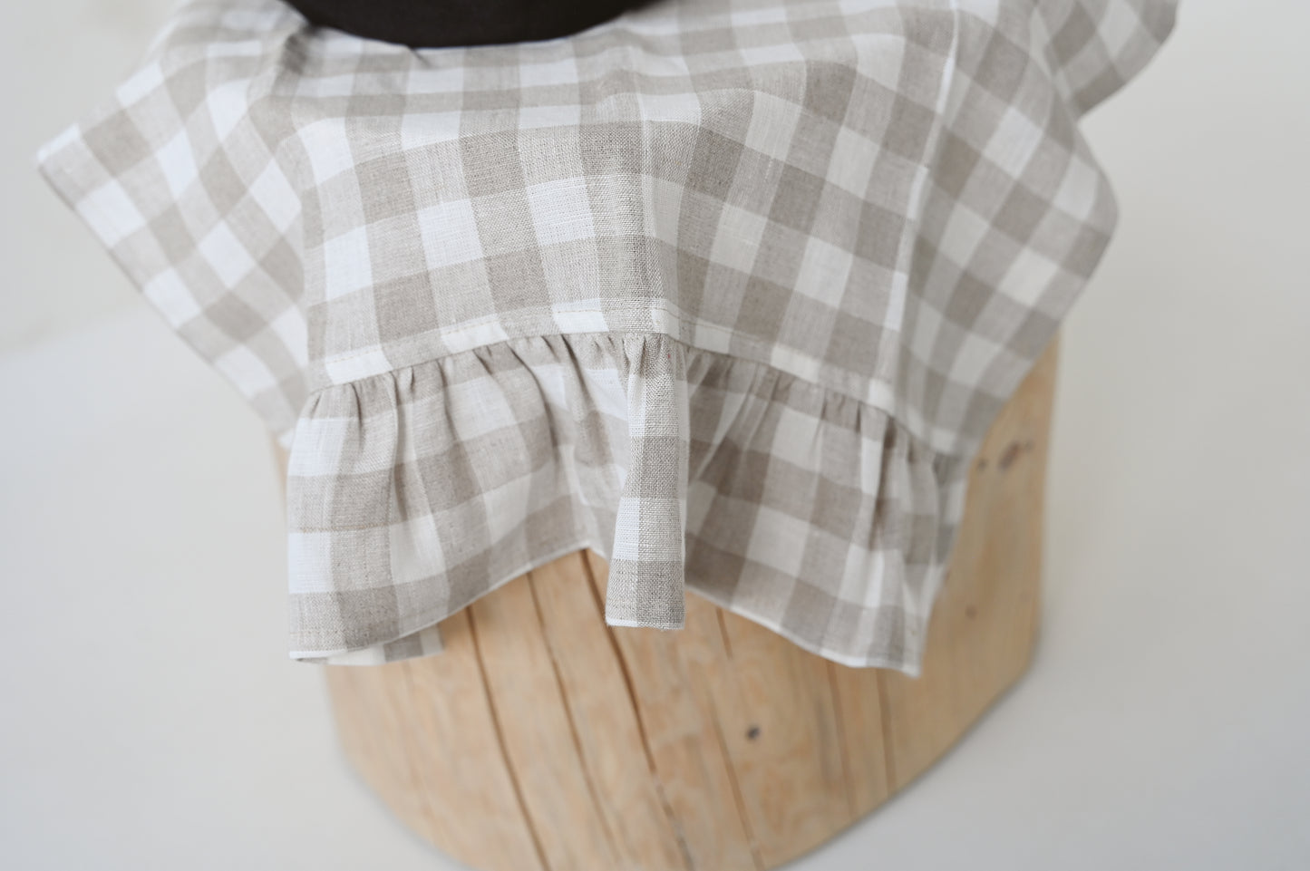 Lanena krpa z volančki