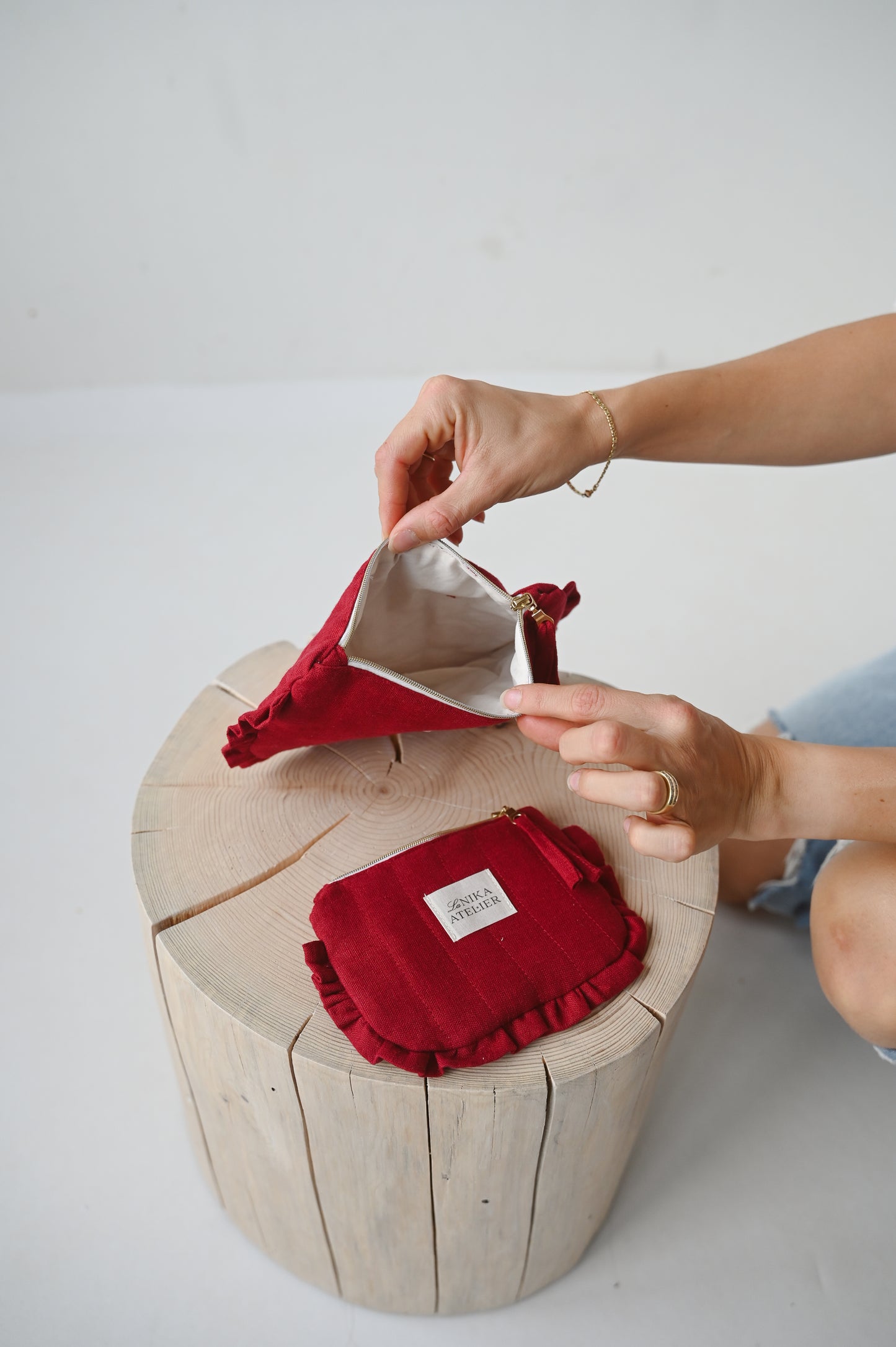 Lanena mini torbica z volančki