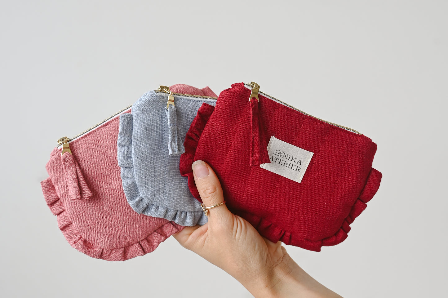 Lanena mini torbica z volančki