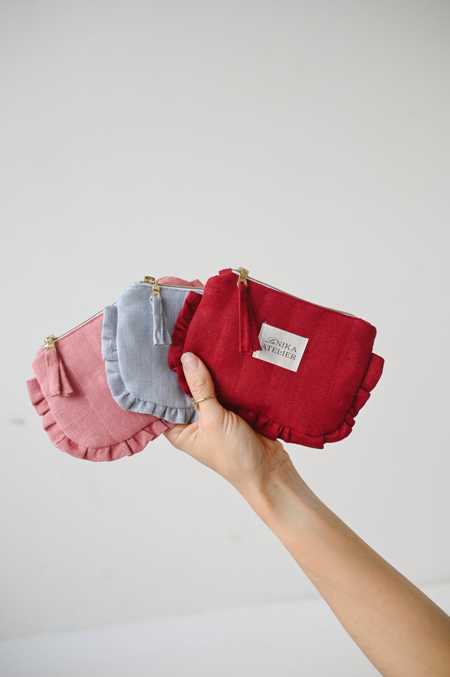 Lanena mini torbica z volančki